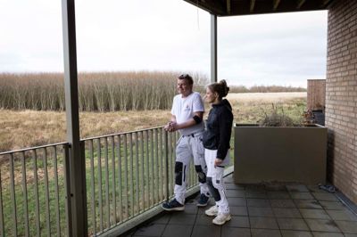 Michael Bonde og Mette Agerskov har naturen lige ved deres terrasse og er vant til at se rådyr vandre forbi. Med Herning Kommunes planer kan det fremover være køer, som vil stå 10 meter fra deres grund.