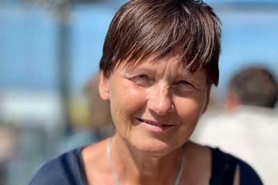 Sygeplejerske og familieterapeut Kirstine Amby fra Aulum er havnet på en hædrende liste over senior-rollemodeller, der skal inspirere flere til at blive på arbejdsmarkedet lidt længere.