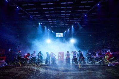 Der bliver hældt benzin på Boxen - altså i overført betydning - når Supercross skydes i gang i en særlig jubilæumsedition.
