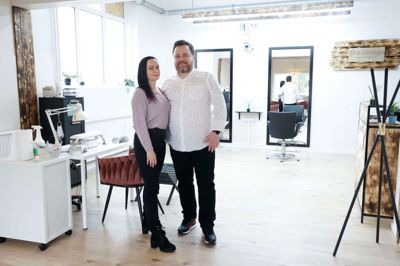 I The Lounge Hair and Beauty kan man blandt andet få ordnet vipper og negle samt få ansigts- og voksbehandlinger af Gosia Giergielewicz. Michal Jacewicz, eller bare MJ, tilbyder frisørbehandlinger.