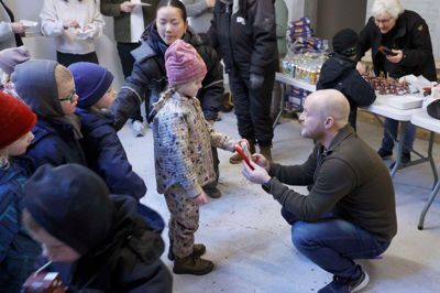 Et brød og en pølse? Christian Laugesen sørgede for, at børnene også fik noget at spise ved rejsegildet. Her det Hope, der vælger pølsen og kan se frem til, at hendes børnehave bliver større.