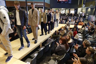 En del af drengene, som skal konfirmeres i år, kommer til at bære ensfarvede jakkesæt. Især blå og sandfarve var hyppige farver på catwalken på centertorvet i Herning Centret.