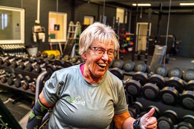Humøret er højt hos Lise Madsen, når hun træner i sit fitnesscenter i Skive. Her falder hun i snak med unge som ældre motionister.