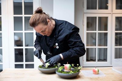 Køkkenchef Anne Cathrine Christensen i gang med at anrette den dessert, gæsterne får serveret til Dining Week på Skarrildhus.