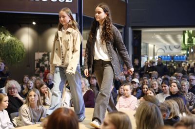 Modellerne gik to og to på catwalken i Herning Centret torsdag til modeshow for konfirmander.