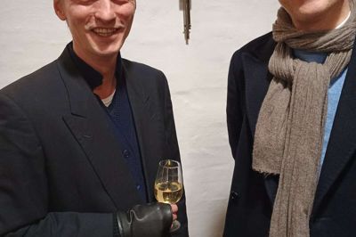 Institutbestyrer Andreas Führer (tv.) ses sammen med kurator Jacob Fabricius, og imellem dem ses det udlejede værk af Cameron Rowland, hvor betingelsen for at udstille værket var nøje beskrevet i den medfølgende instruks, herunder den præcise afstand i millimeter mellem gulvet og værkets underkant. Foto: Privatfoto