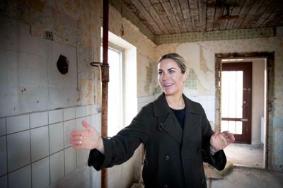 Malene Skree Nordsmark har masser af energi i øjnene, når hun fortæller om sine planer for »Aase«, som i løbet af 2025 skal renoveres på alle områder. Den kendte studievært fra TV Midtvest forsikrer, at hun er skarp med en tommestok. Den er noget af det første, hun tager i hænderne, når planerne for boligprojektet skal udvikles.
