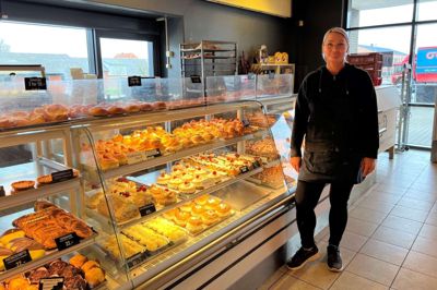 Bagerbutikken i Snejbjerg har været udfordret i de første uger af det nye år. Både på grund af ejerskifte, men også på grund af personalemangel og sygdom i bageriet, som også leverer brød og bagværk til bageren i Lind, der har samme ejer. Men nu er butikken kommet op i omdrejninger igen, fortæller butikschef i Snejbjerg, Michelle Meyer, og som man kan se, bugner glasdiskene af flødeskumskager og andet bagværk.