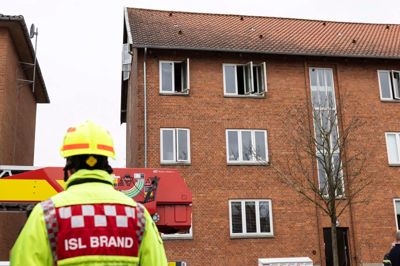 Branden opstod i en lejlighed på anden sal, og det er ifølge politiet sket ved komfuret.