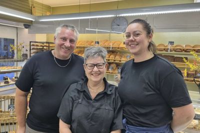 Bagermester Alix Gyldenløve Bitsch med hustruen, Malene Bitsch, og parrets datter, Maiken Gyldenløve Jacobsen, der også arbejder i bageriet i Skolegade.