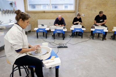 Aftenskoleunderviser Mette Hyllested (t.v.) underviser i drejekursus et par gange om ugen i DOF Hernings nye keramikskole på Bornholmvej.
