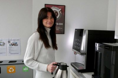 Ved kaffeautomaten på Herning Folkeblad vil Rebekka Korg Erlandsen ofte være at finde. Hun kan nemlig rigtig godt lide kaffe og drikker masser af den.