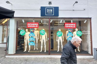 Endnu en butik lukker i Hernings gågade. Lørdag holdt Din Tøjmand sidste åbningsdag. Det fandt kunderne er ærgerligt.