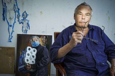 Billedkunstner Peter Carlsen poserer ved siden af et af sine værker. Frem til december kan man opleve en samling af hans værker på HEART-museet i Herning. 19. februar fylder Carlsen 70 år. Foto: Søren Bidstrup/Ritzau Scanpix