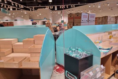 Der er ikke mange varer tilbage på hylderne hos Normal i Herning Centret. De næste 14 dage skal butikken gennem en renovering og udbygning med 150 nye kvadratmeter.