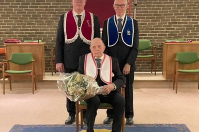 Henning Overgaard Jespersen (siddende) bliver fejret af overmester Jan Lyngesen og undermester Aksel Otkjær for sine 50 år som logebror.