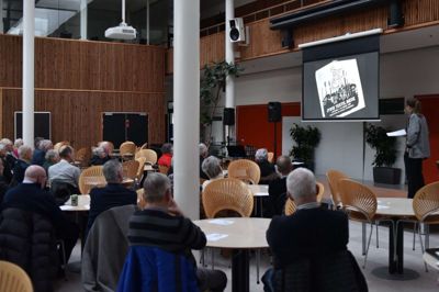 »Den Gamle Biograf« blev gennemført i Social- og Sundhedsskolens store lokale, som blev fyldt to gange af et engageret lokalhistorisk interesseret publikum, som talte flere med en fortid i netop tekstilindustrien. Foto: Historisk Forening