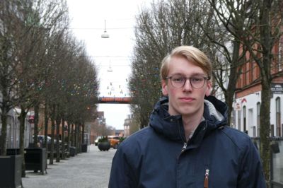 Lasse Hjorth Jørgensen mener, at uddannelsesstederne burde følge mere med tid, når det blandt andet kommer til brugen af kunstig intelligens som hjælpemiddel.