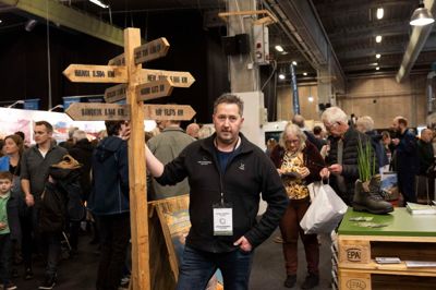 Torben Jakobsen er leder af Jysk Rejsebureaus afdeling i Herning og er med til at sende rejsende rundt i hele verden. De indledende snakke bliver blandt andet taget under messen Ferie for Alle i MCH Messecenter Herning.