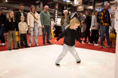 Baboon City havde flere aktiviteter på sin messestand. Her danser Alma Rask Vilhelmsen på fem år rundt. I baggrunden står hendes to søskende; Aske på 8 år og Ella på 10 år. De kommer fra Ansager.