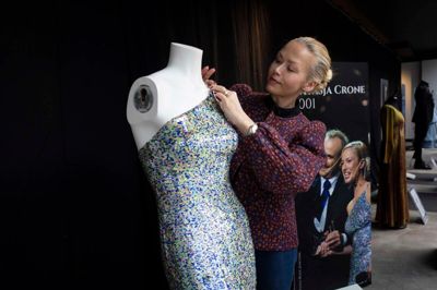 Citymanager Trine Jepsen har selv to gange deltaget i Dansk Melodi Grand Prix - den ene gang i Herning - og hun vil gerne markere, at Herning er årets grandprix-by ved at udstille nogle af de kjoler, som er båret gennem tiderne. Hun står ved den kjole, Natasja Crone bar, da hun var vært ved Det Internationale Grand Prix i København i 2001.