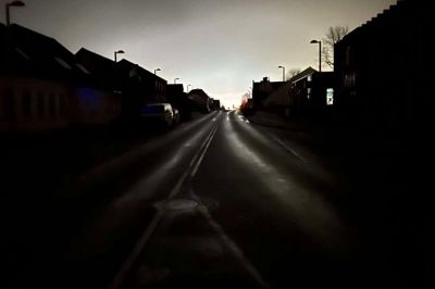 Hammerum Hovedgade mandag aften efter strømmen gik i en time. Det er Herning, der lyser op i baggrunden.