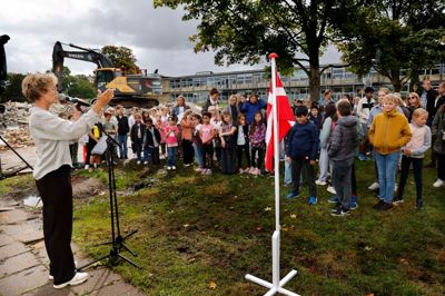 Sidste sommer tog skoleleder Lone Krog første spadestik til en nybygget Herningsholmskole. Hun går nu ind i politik, men skoleleder-jobbet har stadig førsteprioritet.