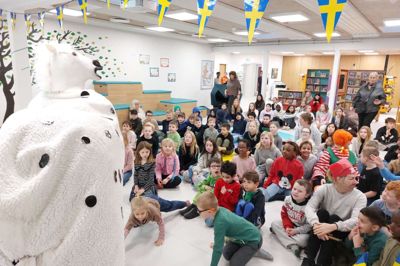 Inde i hesten Lilla Gubba sveder skoleleder og pædagogisk leder på Gullestrup Børnecenter da skolen satte gang i et tema om Astrid Lindgren.