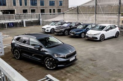Skoda Enyaq, forrest til venstre, blev kåret som Årets Brugtbil 2024, og på Bilbasen er den tjekkiske elbil den mest eftersøgte model. (PR-foto). Lars Krogsgaard/Ritzau Scanpix