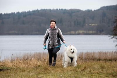 Som barn var Arnannguaq Gerstrøm bange for de grønlandske slædehunde i Ilullisat, hvor hun voksede op. Nu har hun sin egen trækhund i samojeden Nui, der betyder »Lille sky« på grønlandsk.