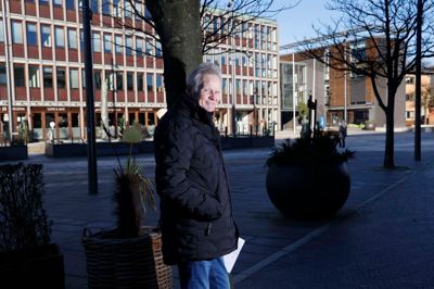 Leif Johansen er flere steder i Herning kendt som »Leif-alle-steder« - fordi han er sådan én, man måske ikke ligefrem kender, men alligevel har mødt i forskellige sammenhænge. Søndag 2. marts fylder han 70 år - og så er han ved at få styr på et par hundrede frivillige hænder til det store festtelt, der skal være på Torvet under VM i Ishockey til maj.