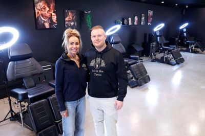 Ditte Lindstrøm og Thor Christiansen ejer Mr & Mrs Tattoo i Bredgade 17. De ser frem til lørdagens åbning af salonen med tatoveringer og piercinger.