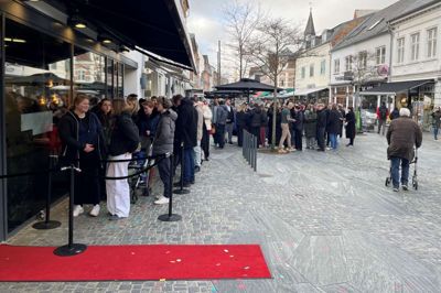 Mindst 200 mennesker stod lørdag middag i kø til gratis tatovering hos nyåbnede Mr & Mrs Tattoo i Bredgade.