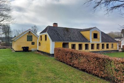 Bredgade 30 midt i Sdr. Felding. Ejeren er begyndt at rive det 220 år gamle stuehus ned. Nu er der tvivl om, hvorvidt huset skal bevares eller væltes.