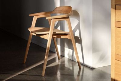En moderne træstol til dig, der gerne vil have dansk design på en ny formel. Ligesom resten af Boconcepts nyeste kollektion evner Seoul at transformere oplevelsen af og følelsen i et rum.