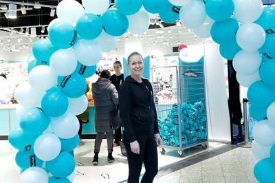 Butikschef Sabrina Pedersen havde det helt store smil fremme mandag, da Normal genåbnede ved Indgang A i Herning Centret.