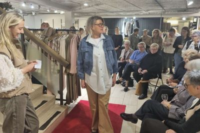 Kundeaftenen hos Jydepotten tirsdag aften blev efter en kort intro indledt med modeshow med noget af de modetøj, kunderne kan købe i butikken den kommende tid.