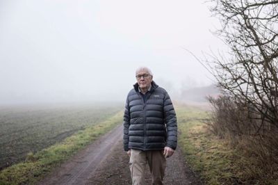 Landmand Kristian Kjærsgaard bor på den gård, han købte tilbage i 1971 i et ualmindeligt naturskønt område i Ejstrupholm. På grund af tågen var det dog lidt svært at se, den dag Folkebladet var på besøg. Kristian Kjærsgaard bor alene, men er aktiv i flere fællesskaber, og så holder han af at rejse, hvad enten det er til udlandet eller dagsture rundt i Danmark.