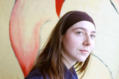 24-årige Nanna Jakobsen har fået frit slag til at skabe et vægmaleri på en seks gange tre meter stor væg i Huset No7.