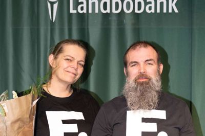 Kirsten Bredkjær og Johannes Lønstrup Jensen fra Fermaten modtog prisen på vegne af de 100 frivillige ved spillestedet. Foto: PR-foto