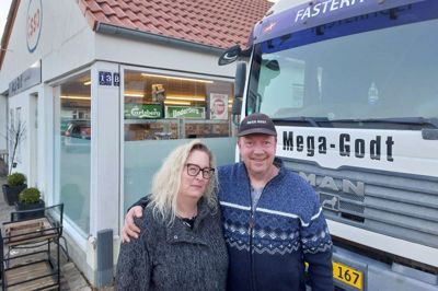 Jeanette Laursen og Thomas Thomsen foran deres butik i Fasterholt. Den vokser og vokser, og seneste investering er en lastbil til fragt af varer. I dag lørdag markerer de butikkens tre års fødselsdag.