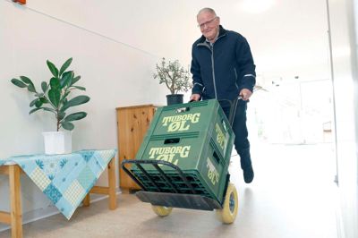 Christian Ringe er Alhusets »ølkusk«. Han henter og bringer øl og sodavand til husets arrangementer. Han er netop fyldt 90 år og ved, at det er ikke alle forundt at kunne blive ved med at være aktiv i den alder. Han påskønner, at han er så heldig.