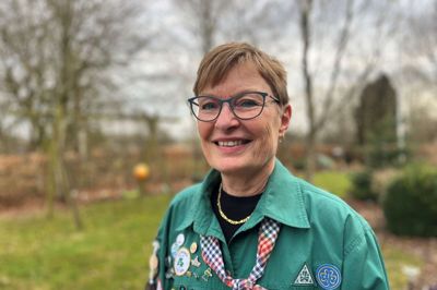 Den diskrete guldstjerne gemmer sig blandt allehånde mærker og vidnesbyrd om et aktivt liv som grøn pigespejder. Stjernen er det fysiske bevis på, at Ulla Bøge Pedersen fra Gjellerup har været en del af De Grønne Pigespejdere gennem 50 år - i dag som både leder og ranger.