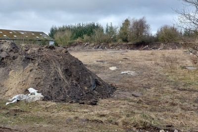 Brunkulsvej 7 ved Fasterholt. Ejeren af ejendommen vil lave nye jordvolde af det gamle dige i baggrunden. Det dige er fra den tid, hvor affald bare blev gravet ned.