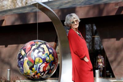 Det er en jumpy verden, vi lever i, mener kunstner Inger Abildtrup Pedersen, der fylder 80 år tirsdag 11. marts. Værket, hun læner sig op ad i forårssolen, er blevet til i samarbejde med ægtefællen Jørgen Pedersen og symboliserer en jordklode i en stålwire.