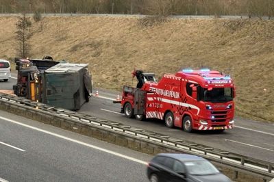 Sådan så det ud, da lastbilen skulle på højkant igen. Bilister kunne lige glide forbi i nødsporet. Foto: Ritzau Scanpix