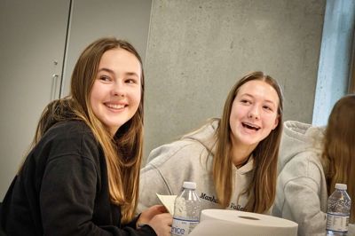 Signe Milsgaard (t.v.) og Josefine Agerholm drøfter gode råd til kommende unge fra Ikast-Brande Kommune, der skal deltage i Folkemødet på Bornholm. - De skal huske at være åbne for andre mennesker, lyder et godt råd.