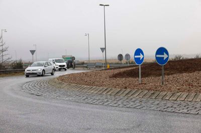 Rundkørslen i den sydlige ende af Aulum har fået ekstra skilte op. Det er et forsøg, som kommunen prøver af, fordi flere er kørt tværs over rundkørslen.