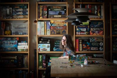 Helene Søgaard Jessens samling af brætspil fylder størstedelen af stuens tre stigereoler.