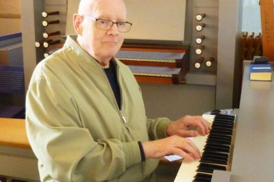 85-årige Johs. Wienberg-Larsen har komponeret flere af melodierne til Snejbjerg Kirkes klokkespil. Han er også manden bag Snejbjerg-Valsen - eller Snejbjerg-sangen, som nogle kalder den. Valsen blev skabt til SSG&I’s 100-årsjubilæum i 1979, hvor støtteforeningen udskrev en konkurrence om et bidrag, der kunne afspejle byens og egnens særlige ånd. Sangen vandt konkurrencen, og tidligere sparekassefuldmægtig Sonja Pedersen skrev teksten og indsang den i et studie i Grindsted.